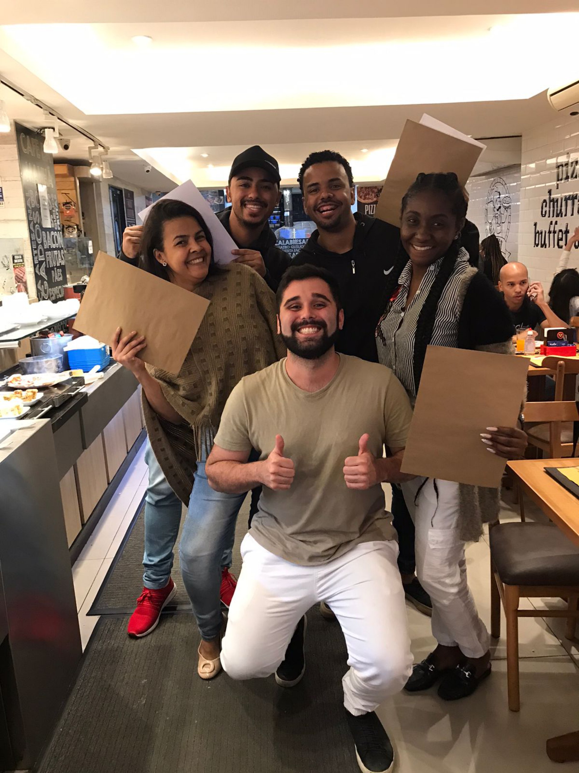 O grupo reunido festejando  - Divulga&ccedil;&atilde;o