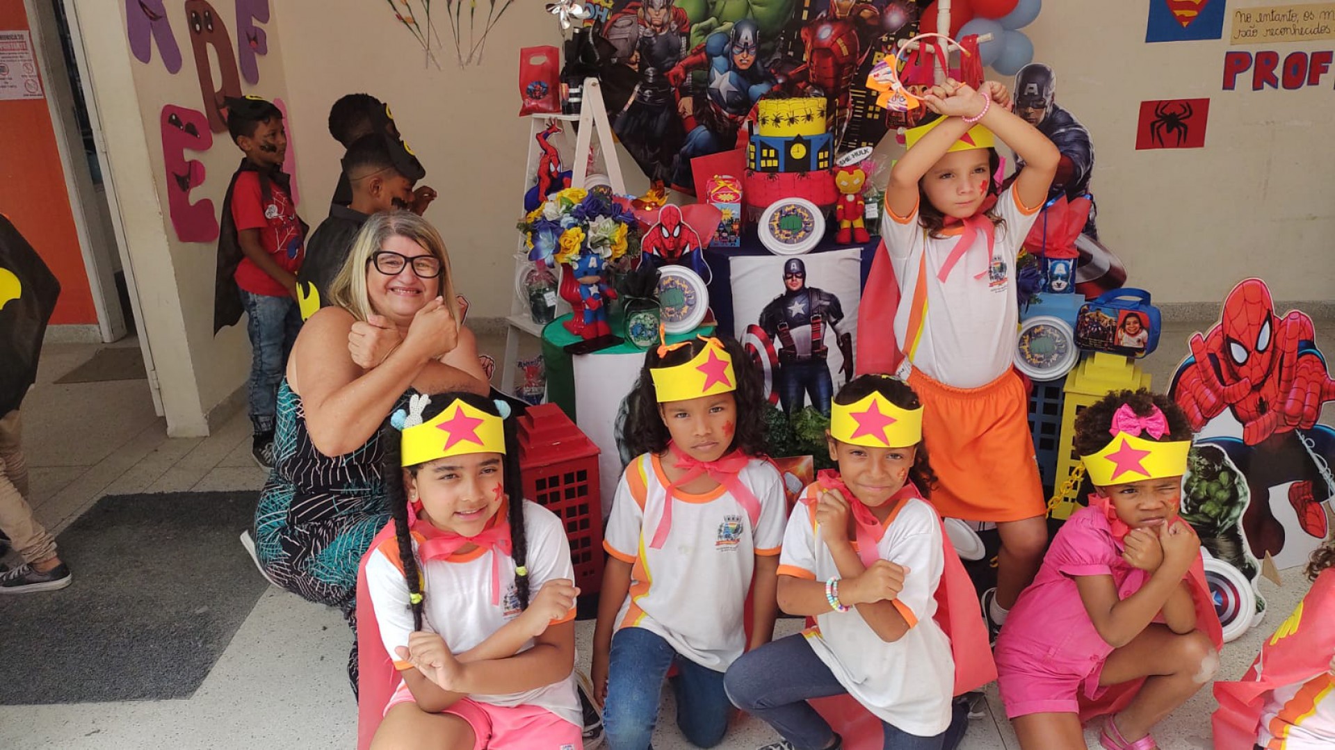 A diretora da Escola Municipal Alejandro Fernandez Nunez feliz com os alunos - Divulga&ccedil;&atilde;o