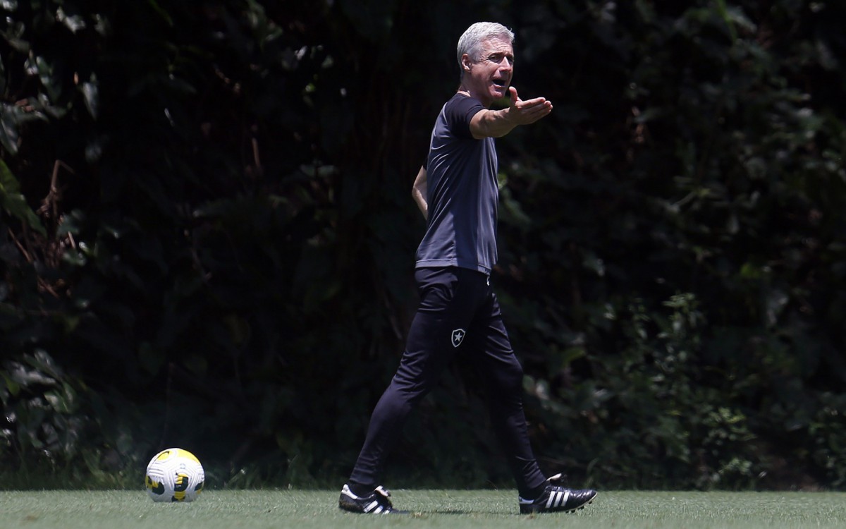 Luis Castro acha poss&iacute;vel uma vaga na Libertadores de 2023