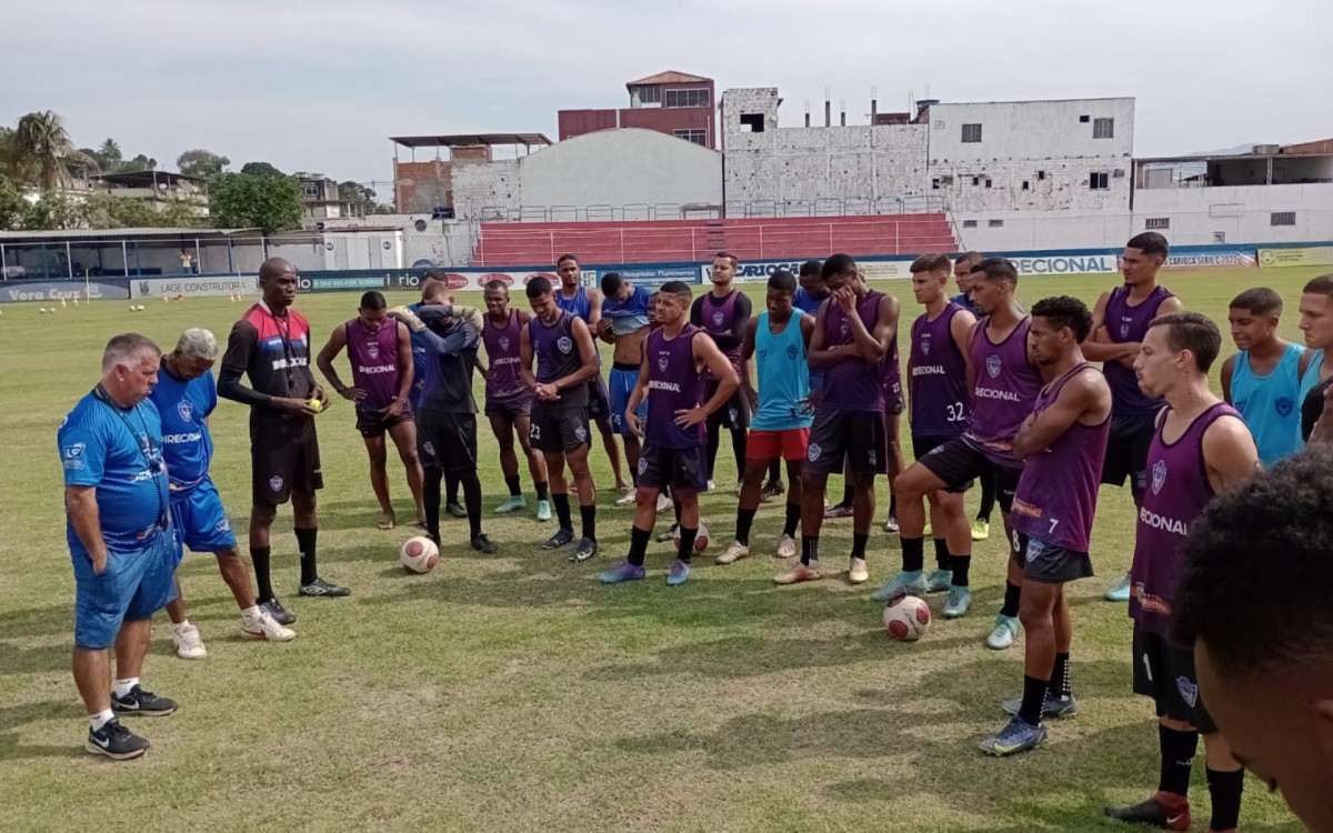 Os jogadores sendo orientados pelo t&eacute;cnico Luciano Moraes, nos &uacute;ltimos treinos antes da partida contra Carapebus