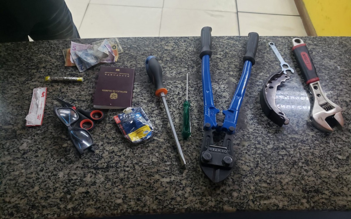 Agentes apreenderam ferramentas pr&oacute;prias para arrombamento de port&otilde;es com a dupla