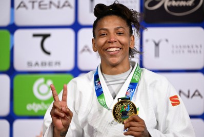 Judoca do Flamengo, Rafaela Silva chega ao Rio sob gritos de bicampeã