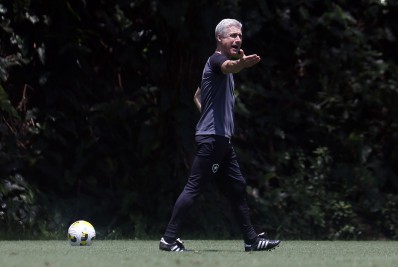 Maturidade do elenco do Botafogo chama a atenção de Luis Castro e John Textor