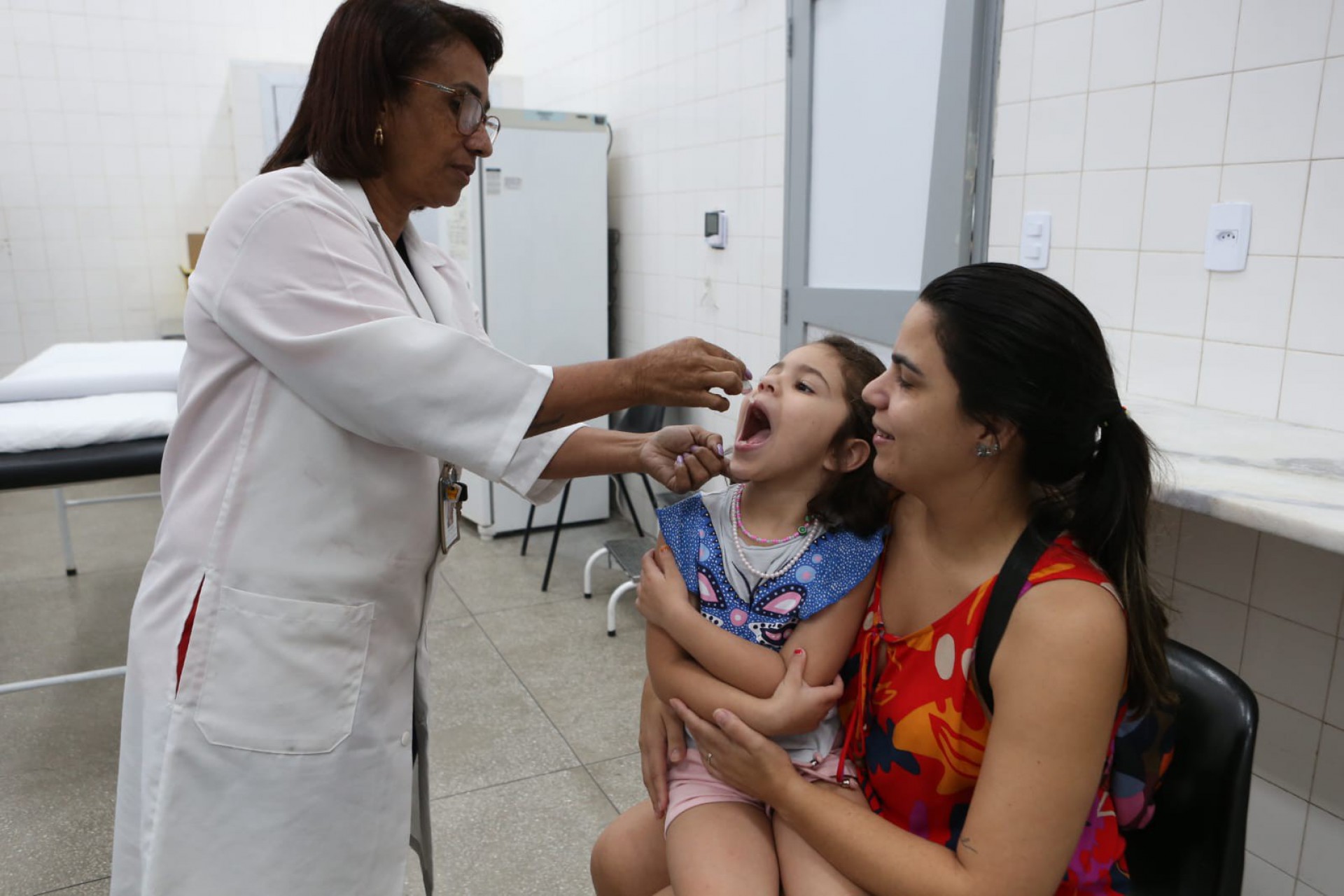 Joana Lima levou a filha Isabel, de 4 anos, para tomar as vacinas da pentavalente, meningo e poliomielite - Agência O Dia/ Cléber Mendes