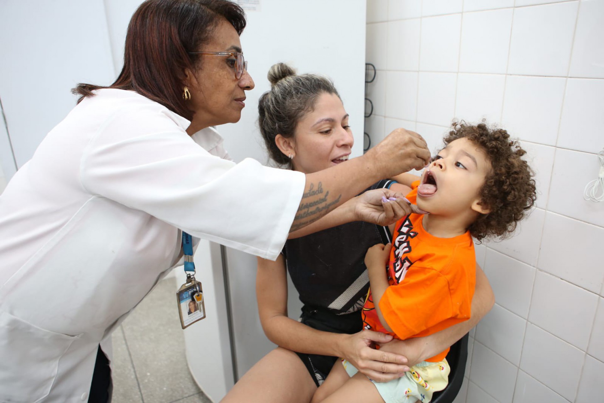 Juliana Amaral levou o filho Samuel, de 3 anos, para se vacinar contra a covid-19 e poliomielite - Agência O Dia/ Cléber Mendes