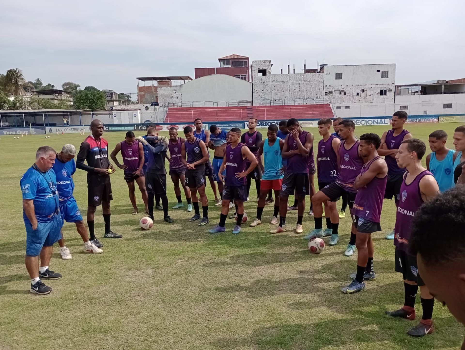 Os jogadores sendo orientados pelo técnico Luciano Moraes, nos últimos treinos antes da partida contra Carapebus - Divulgação