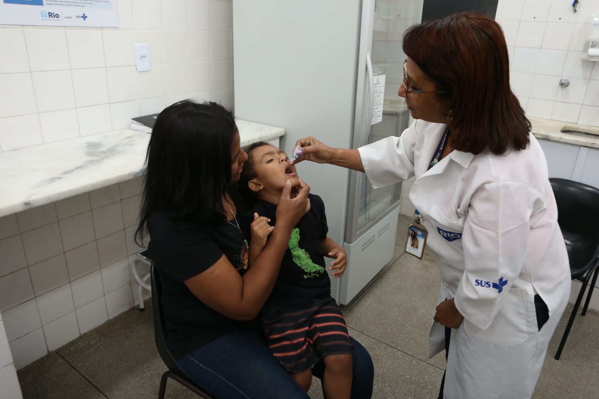 Patricia Pereira levou o filho Lucas, de 4 anos, para se vacinar contra a poliomielite - Agência O Dia/ Cléber Mendes