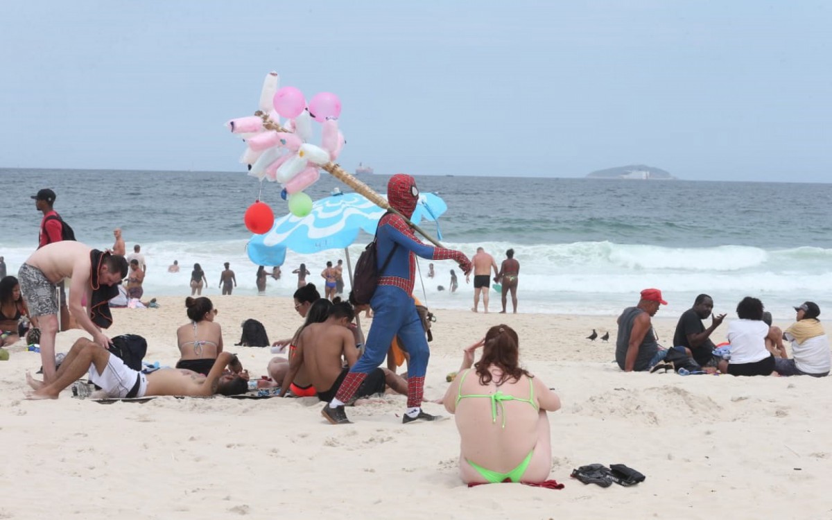 Ambulante chamou aten&ccedil;&atilde;o vestido de Homem Aranha