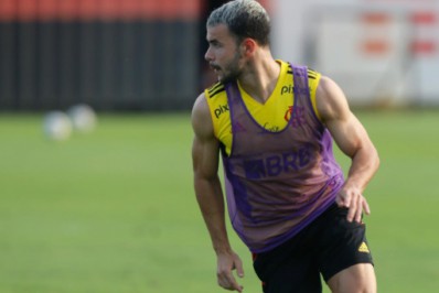 Jogador do Flamengo se lesiona contra o Atlético-MG e vai ficar pelo menos oito meses sem jogar