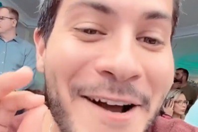Arthur Aguiar expõe sexo do bebê de Viih Tube e Eliezer e estraga surpresa de chá revelação