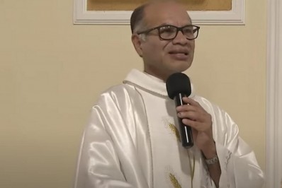 Vídeo: padre interrompe missa no Paraná após fiel questionar 'pedido' de voto a Lula