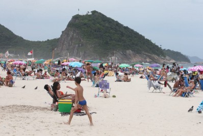 Cariocas aproveitam o sol na praia