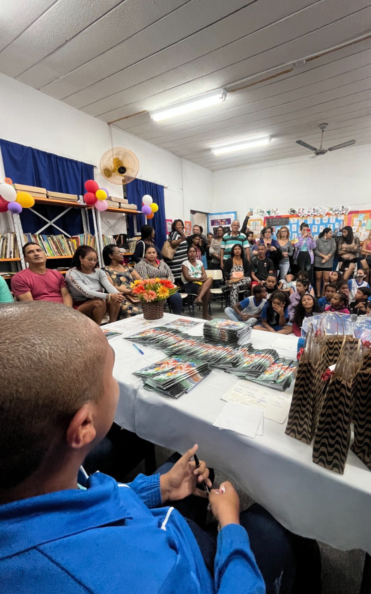 Aluno de escola municipal em Duque de Caxias com autismo lan&ccedil;a livro de hist&oacute;ria em quadrinhos - Divulga&ccedil;&atilde;o