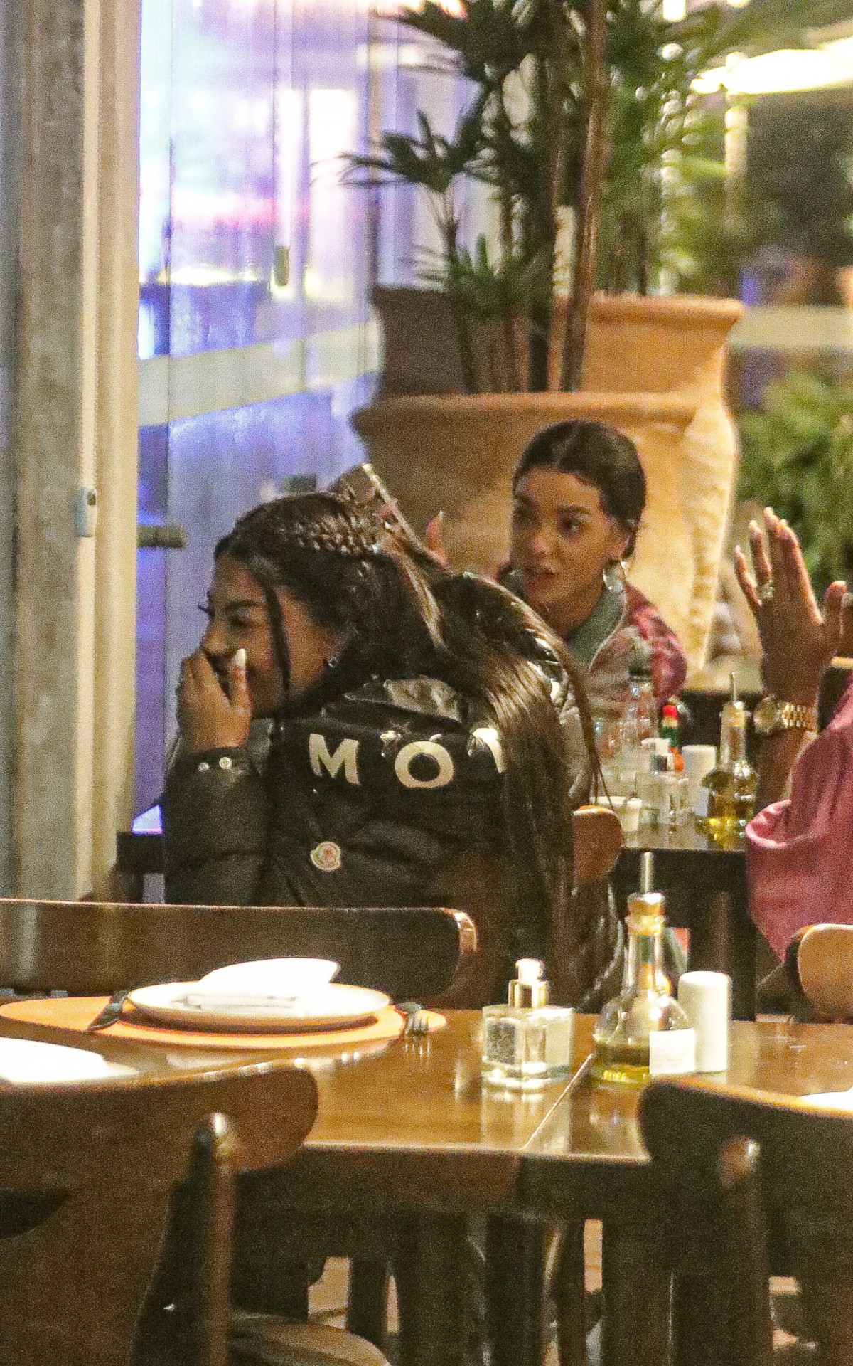 Ludmilla vai a restaurante com familiares na noite deste domingo