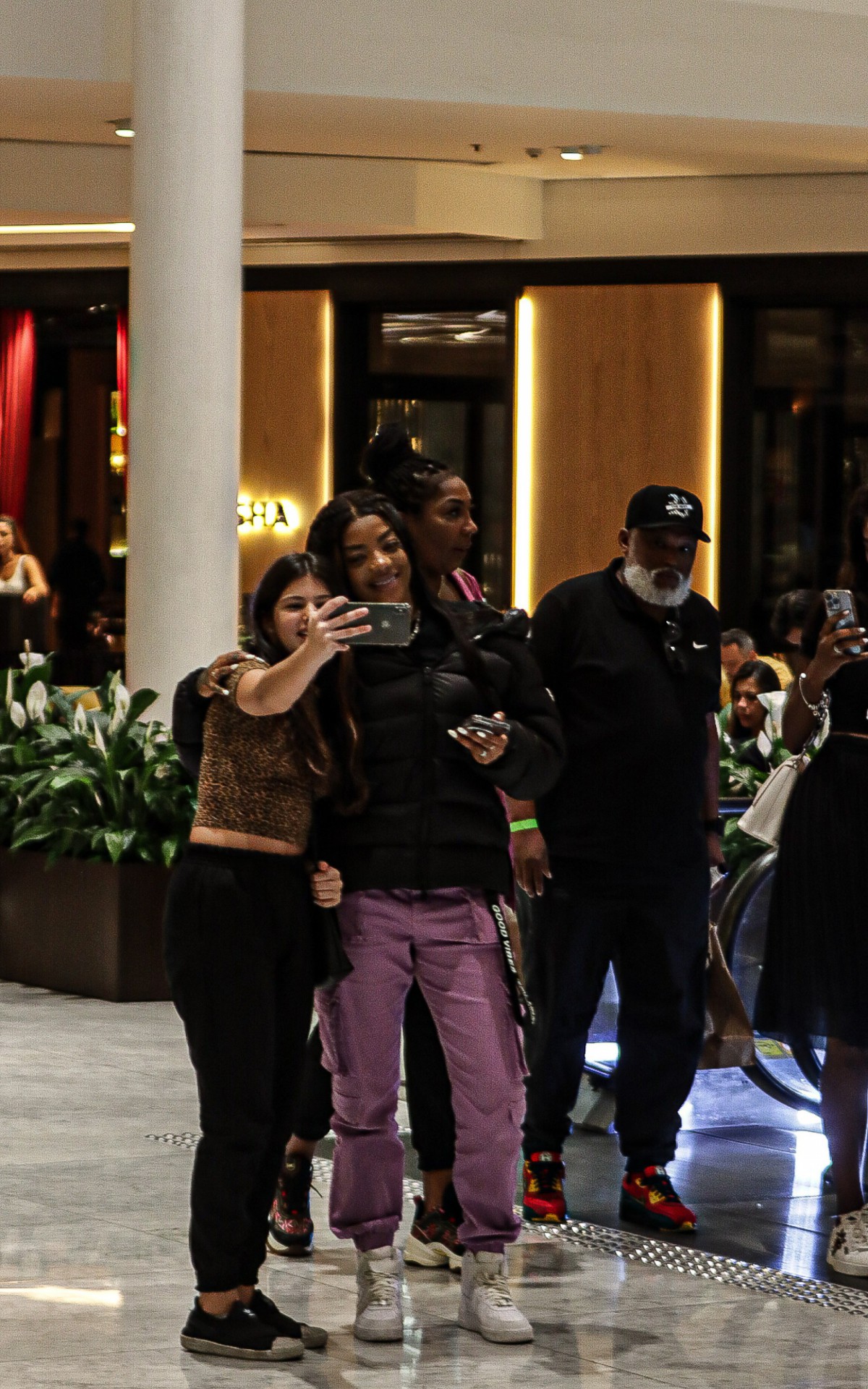 Ludmilla posa para fotos com os f&atilde;s