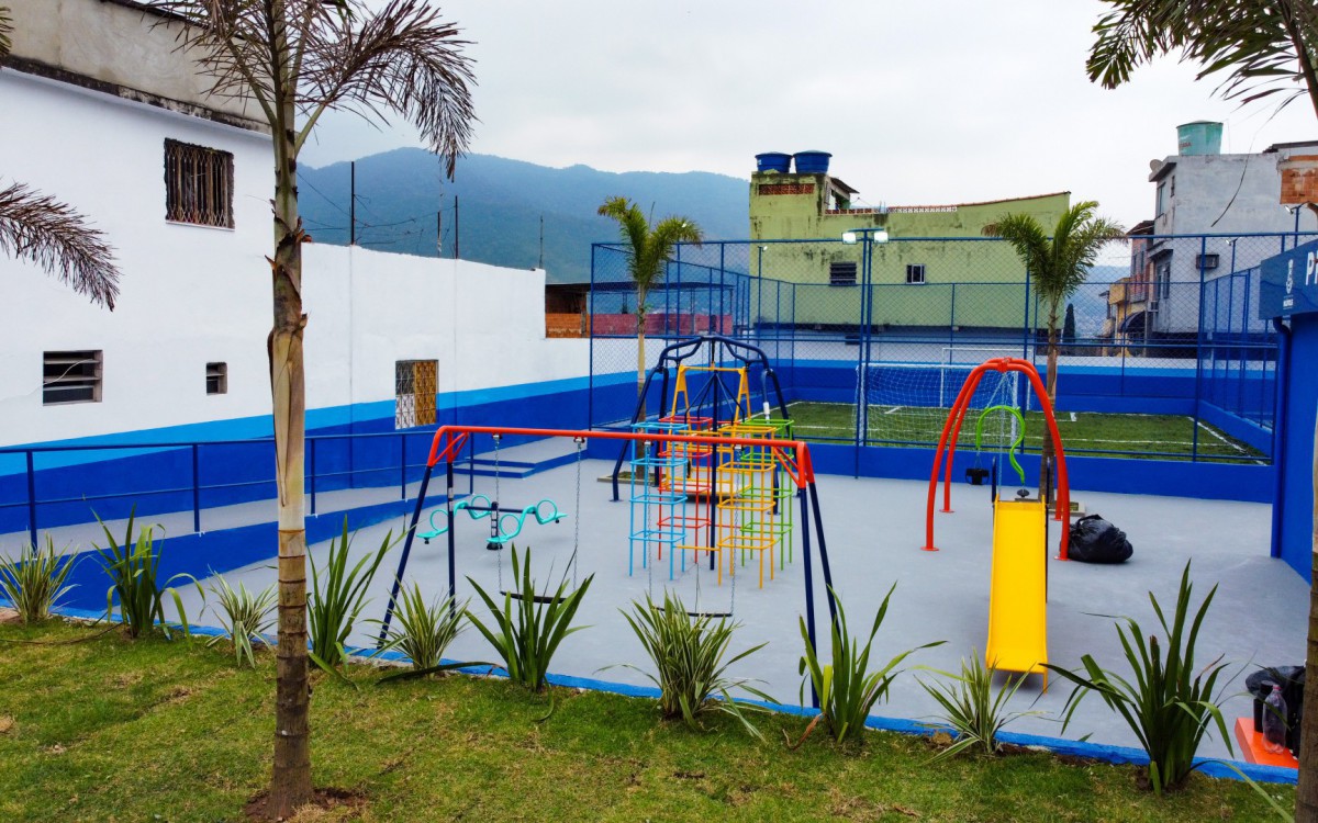 Um terreno abandonado deu espaço para mais uma área de lazer, a praça Helena de Oliveira Eugênia