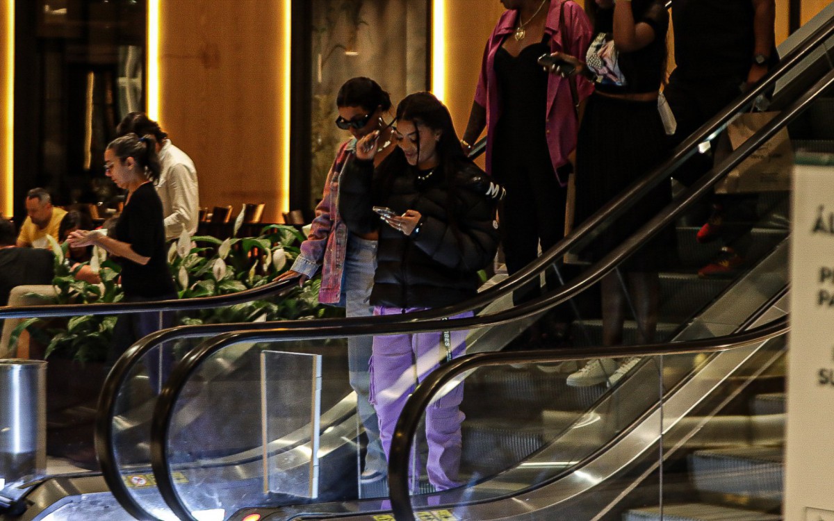 Brunna Gon&ccedil;alves e Ludmilla passeiam em shopping na Barra da Tijuca, na Zona Oeste do Rio