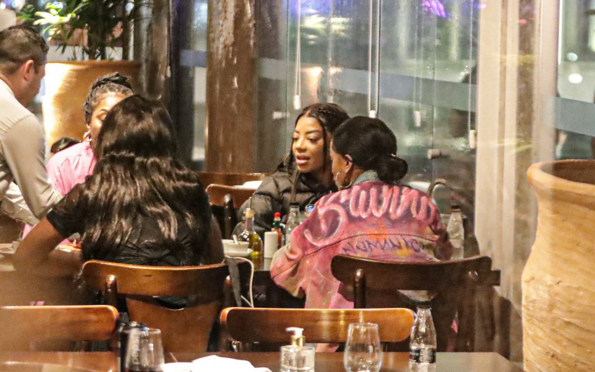 Ludmilla vai a restaurante com familiares na noite deste domingo