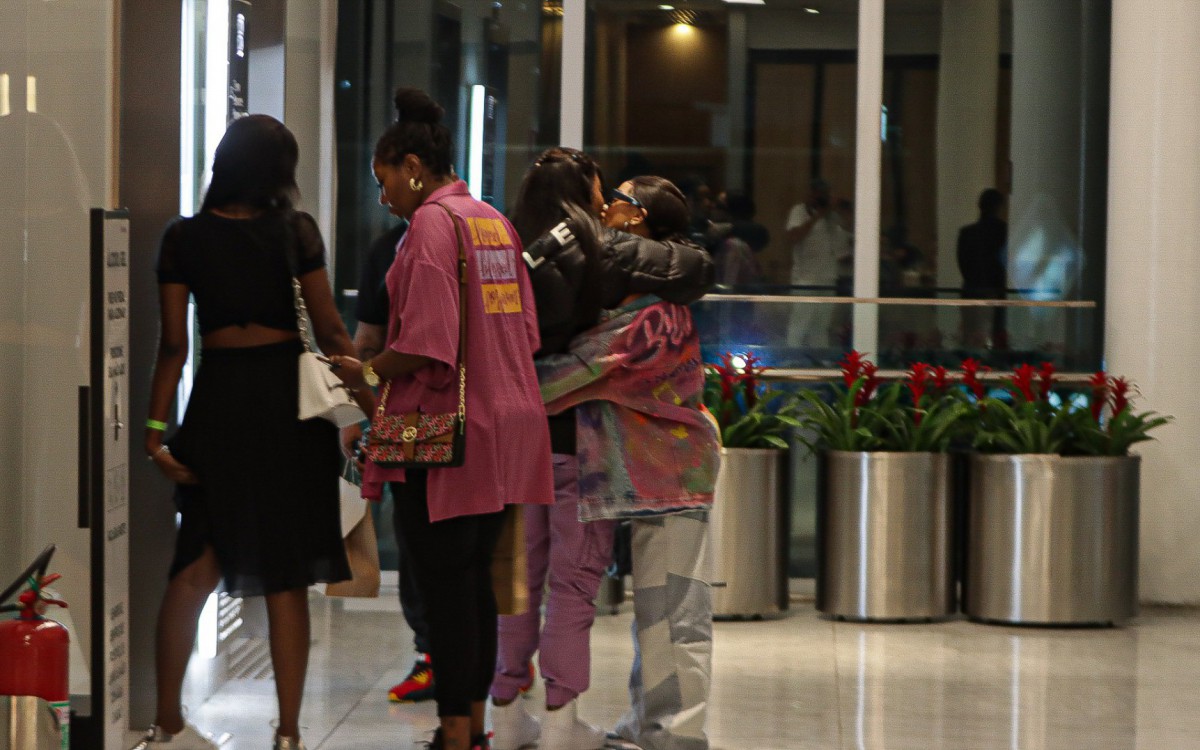 Brunna Gon&ccedil;alves e Ludmilla passeiam em shopping na Barra da Tijuca, na Zona Oeste do Rio