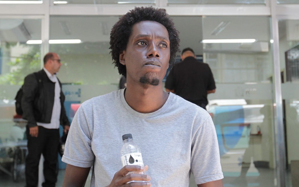 Marido de jovem baleada na comunidade de Manguinhos aguarda no Hospital Municipal Miguel Couto