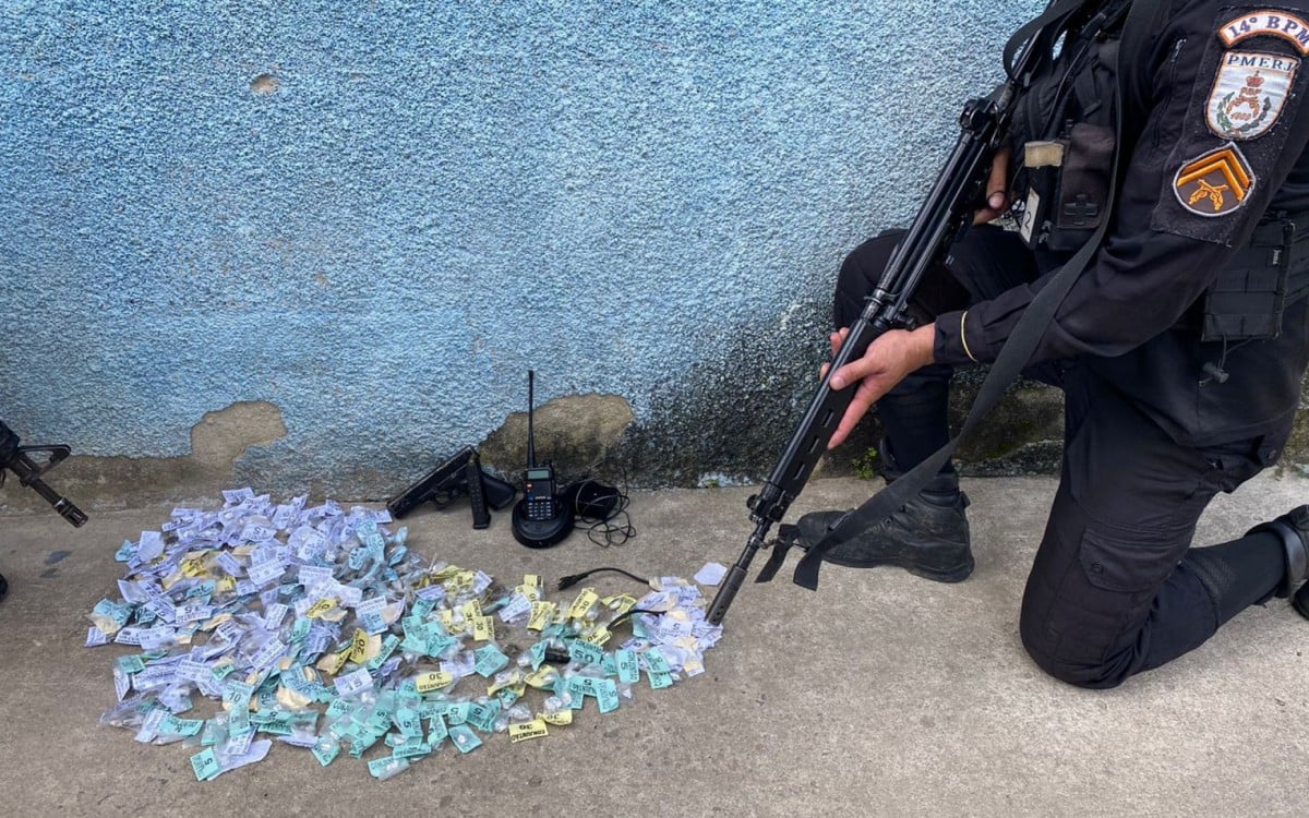 Na Vila Vintém, PMs apreenderam pistola, drogas e rádio comunicador - Divulgação/Polícia Militar