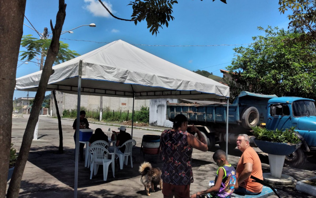 Uma tenda &eacute; montada para servir de base de imuniza&ccedil;&atilde;o para c&atilde;es e gatos