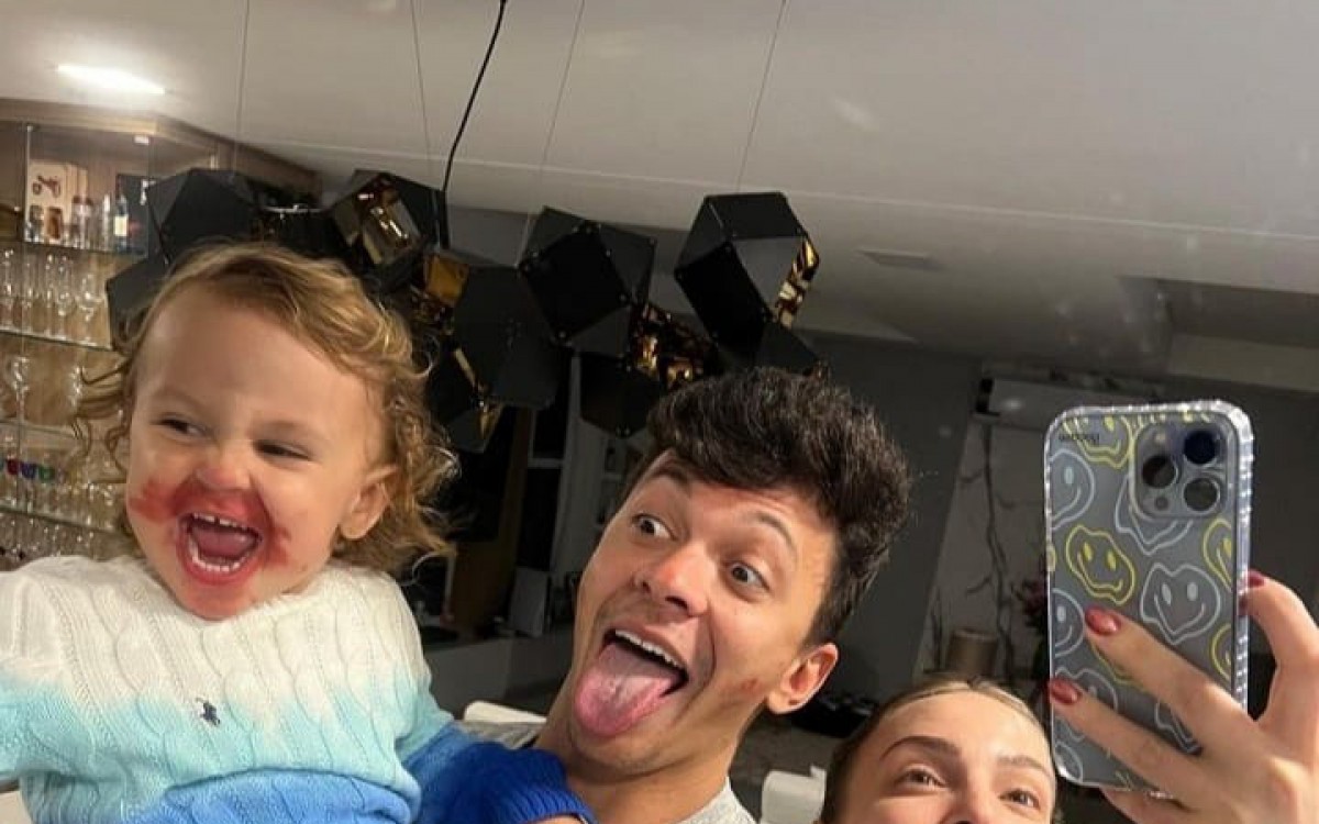 Tata Estaniecki e J&uacute;lio Cocielo com a filha Beatriz 