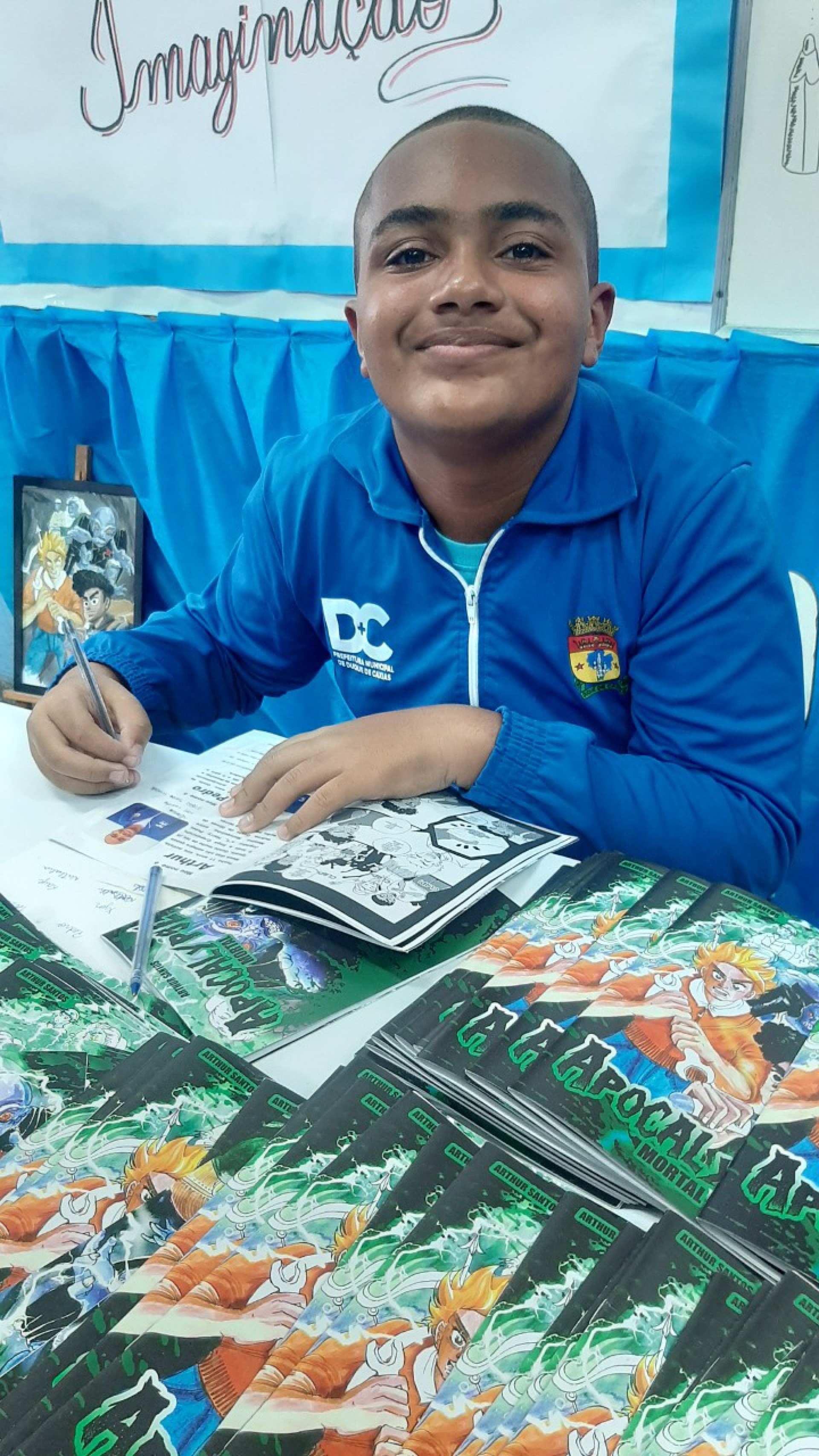 Aluno de escola municipal em Duque de Caxias com autismo lan&ccedil;a livro de hist&oacute;ria em quadrinhos