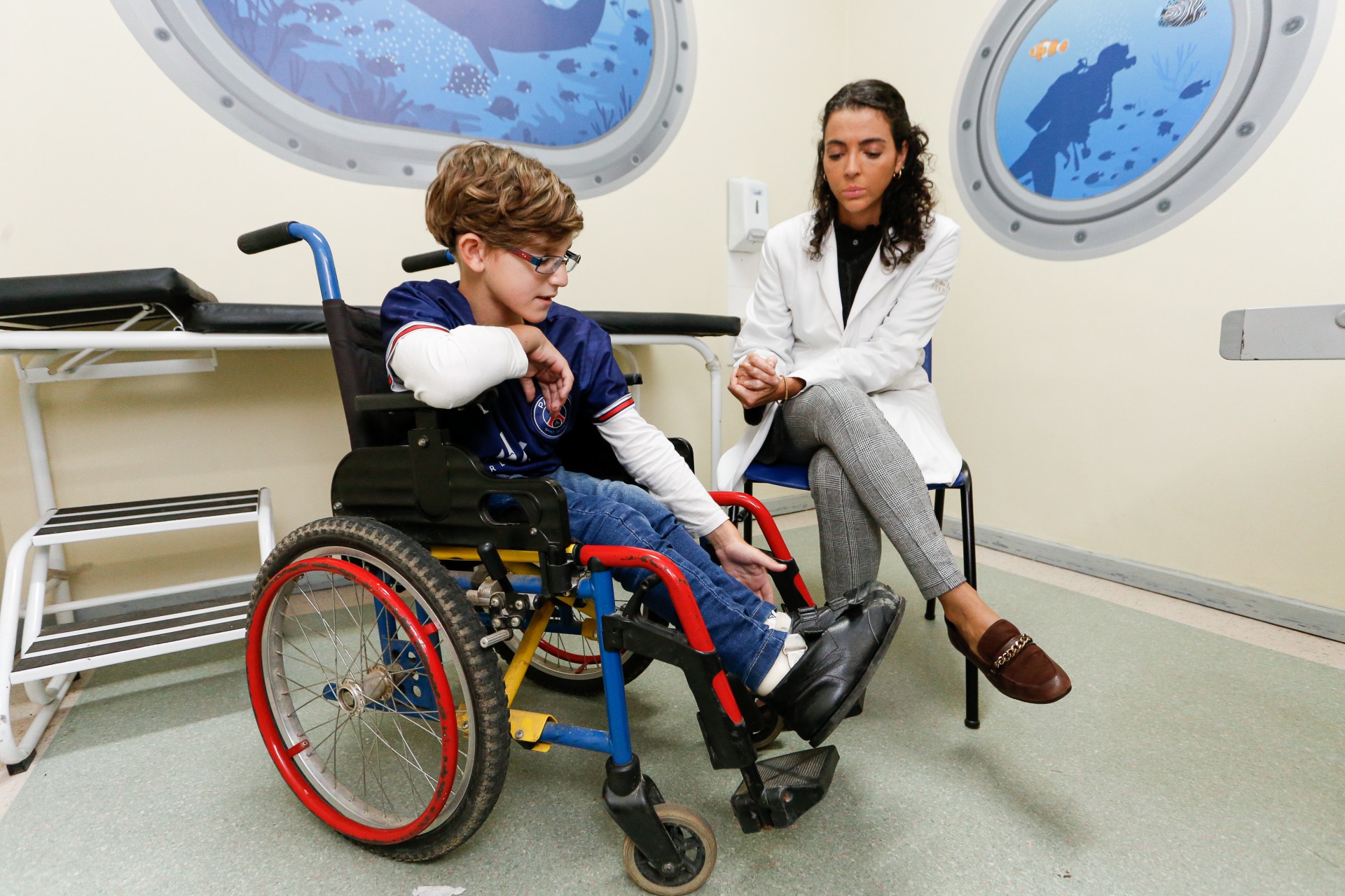 Heitor, de 10 anos, faz tratamento na Clínica da Dor do Hospital Municipal Jesus - Divulgação/Edu Kapps