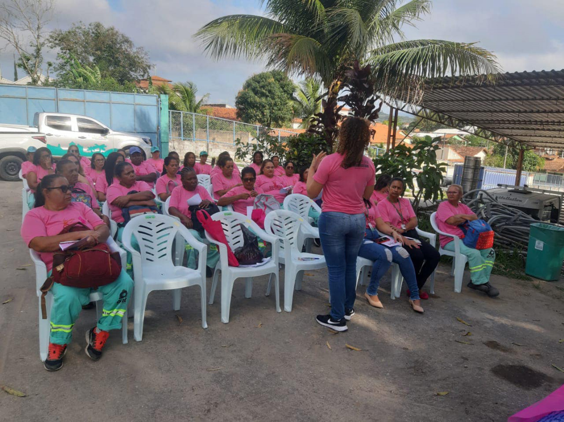 Equipe do Programa de Atenção Integral à Criança, Mulher e Adolescente esteve na Secretaria Municipal de Transporte e Serviços Públicos trabalhando a conscientização e prevenção do câncer de mama - Divulgação