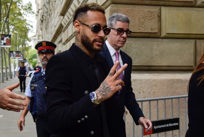 Neymar vai a tribunal, mas é dispensado do primeiro dia de julgamento por corrupção