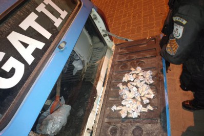 Dupla é presa com drogas em Araruama