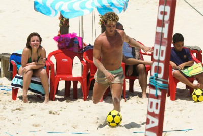 Larissa Manoela joga futevôlei com André Luiz Frambach na praia da Barra