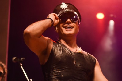 Jarbas Homem de Mello recebe carinho de Claudia Raia na estreia de musical