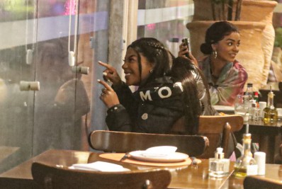 Ludmilla vai a restaurante com Brunna Gonçalves e família