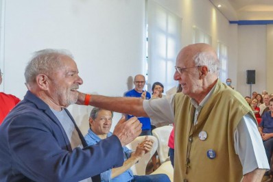 Lula recebe bênção de frei em ato com católicos