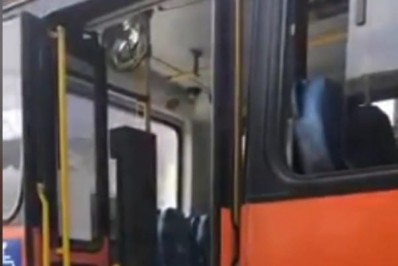 Rampa de acesso para cadeira de rodas do ônibus que faz a linha Japuíba trava e interrompe viagem de passageiros