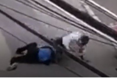 Mulher luta com suspeito em assalto em Nova Iguaçu; veja vídeo