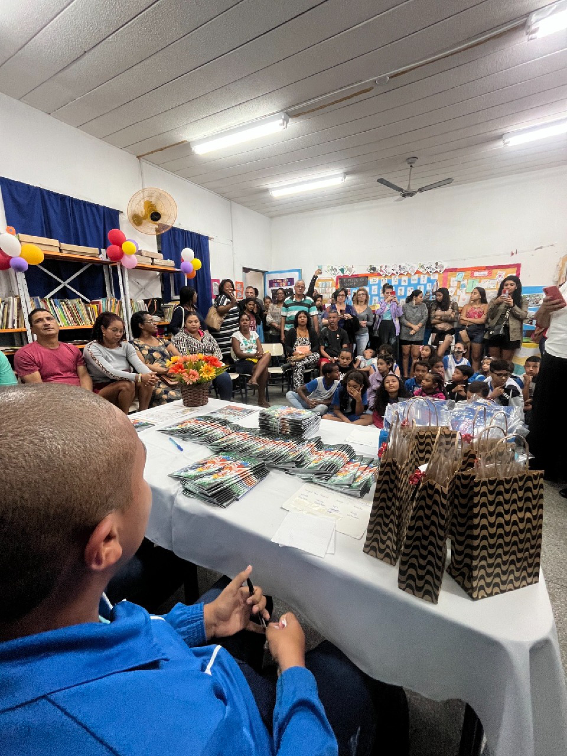 Aluno de escola municipal em Duque de Caxias com autismo lan&ccedil;a livro de hist&oacute;ria em quadrinhos