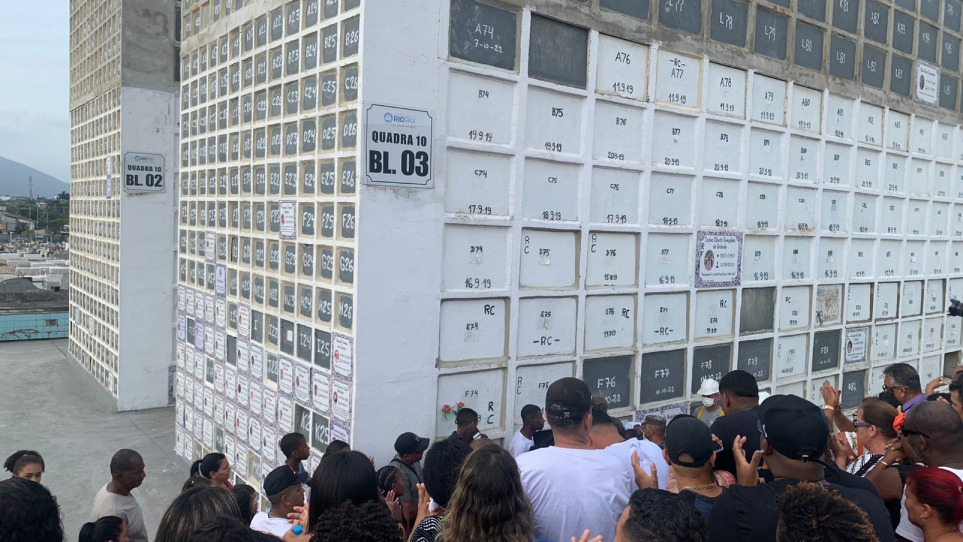 Corpo de Bruno Eduardo de Melo, de 21 anos, é enterrado no Cemitério de Campo Grande, na Zona Oeste do Rio - Matheus Ruas/ Agência O Dia