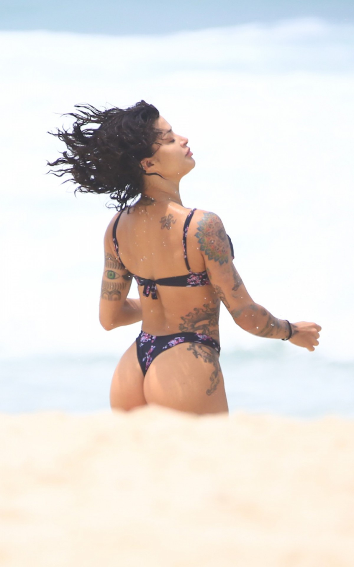 Aline Campos se refrescou no mar da Barra da Tijuca 