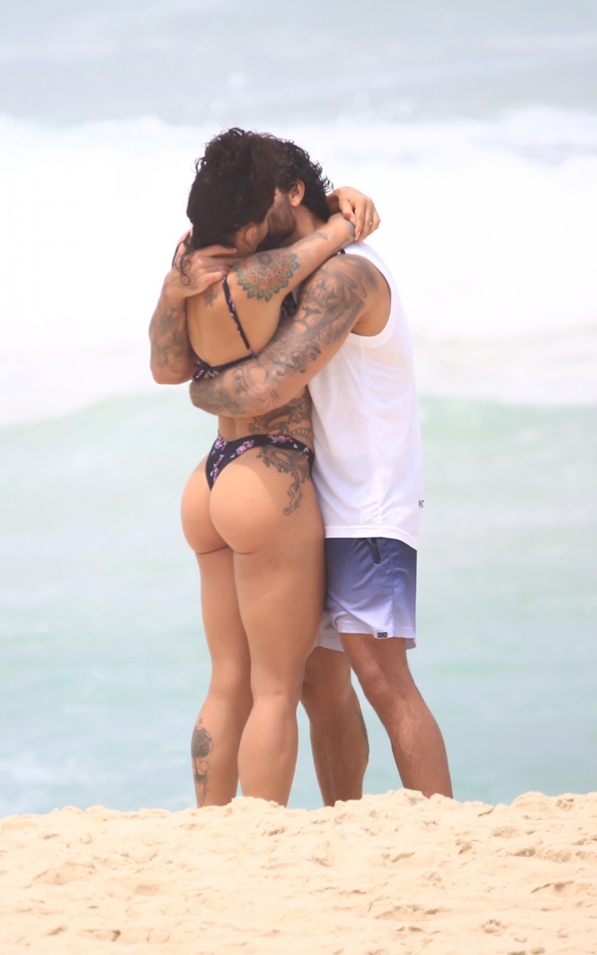 Jesus Luz e Aline Campos s&atilde;o clicados aos beijos na Zona Oeste do Rio