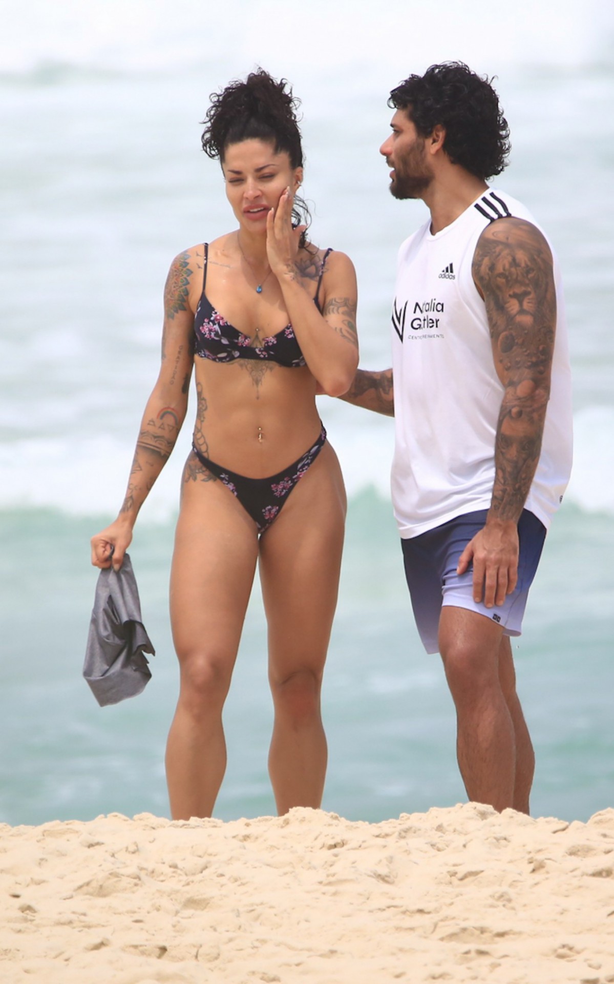 Jesus Luz e Aline Campos aproveitou a ter&ccedil;a-feira para ir &agrave; praia 