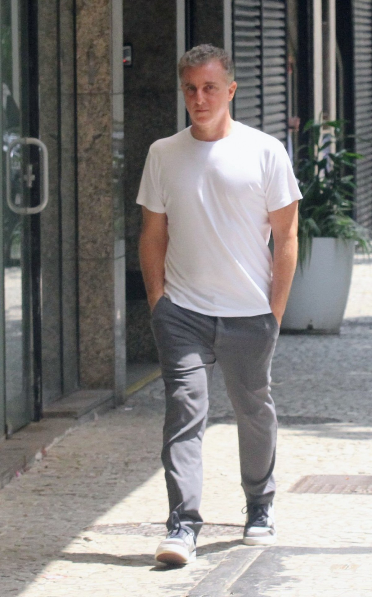 Luciano Huck caminha pela Zona Sul do Rio