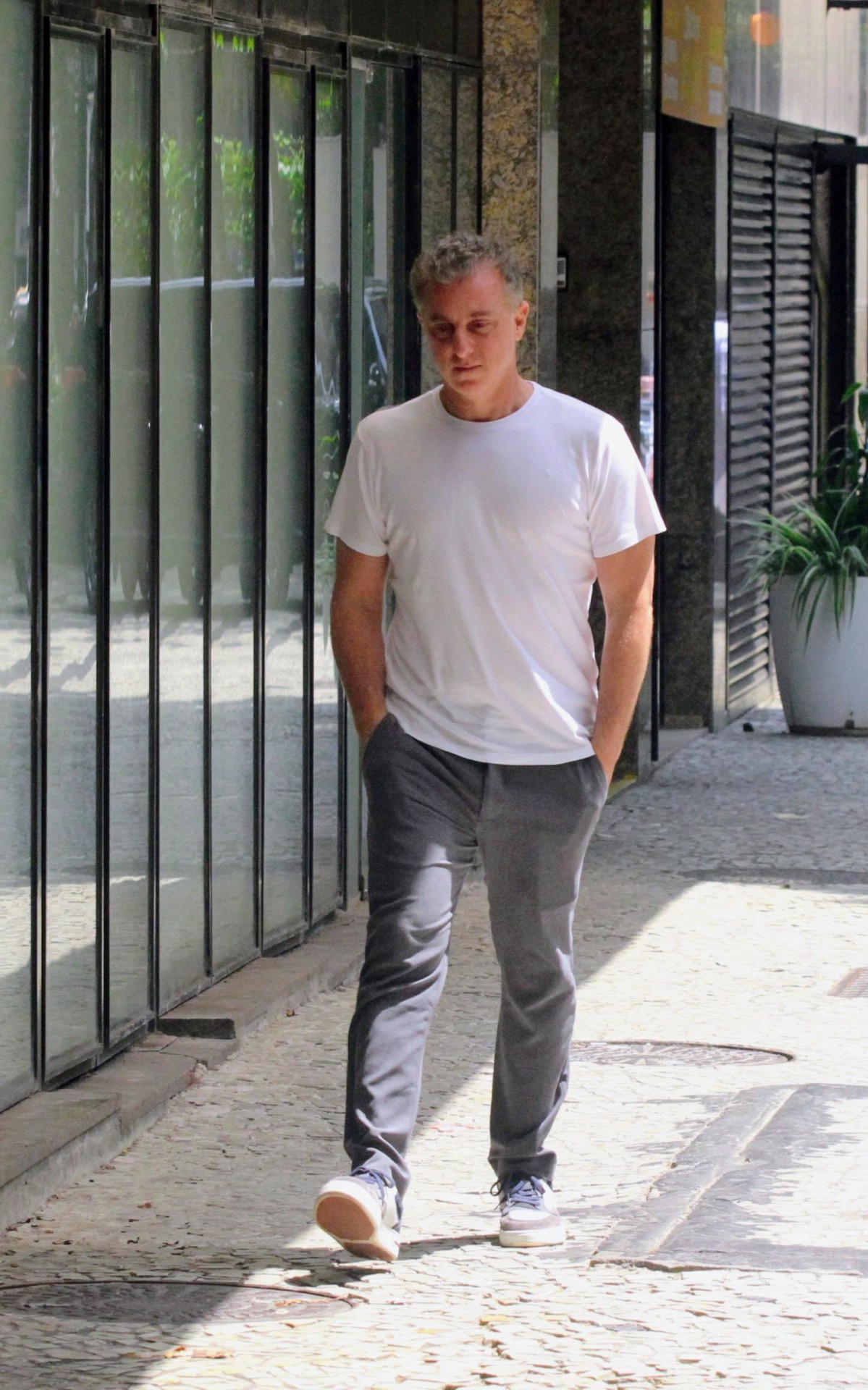 Luciano Huck caminha pela Zona Sul do Rio