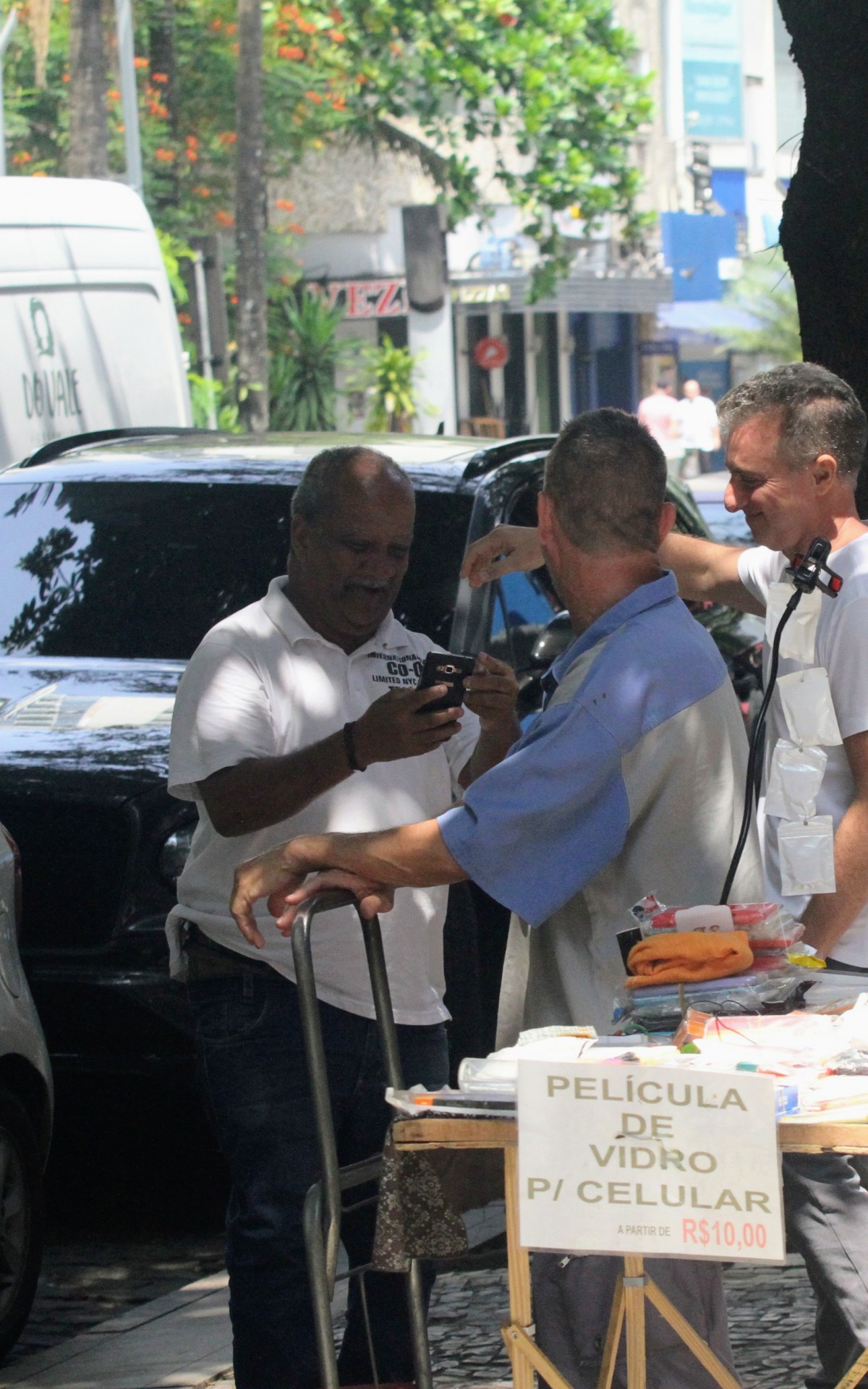 Luciano Huck posa para fotos com f&atilde;s