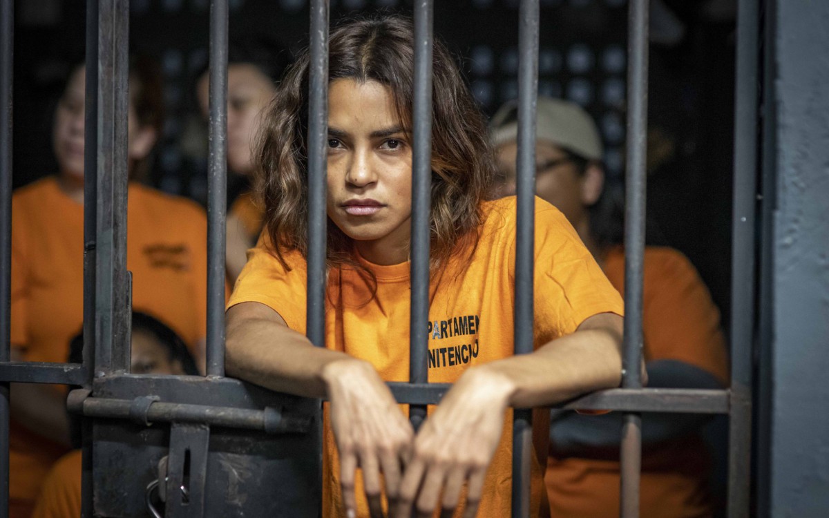 Brisa (Lucy Alves) vai presa em 'Travessia'  - Globo/Paulo Belote