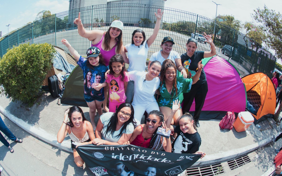 Maiara e Maraisa surpreenderam as fãs que acamparam na frente de casa onde será gravado o novo DVD da dupla - Divulgação