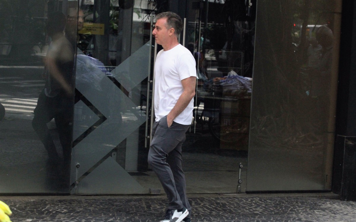 Luciano Huck caminha pela Zona Sul do Rio