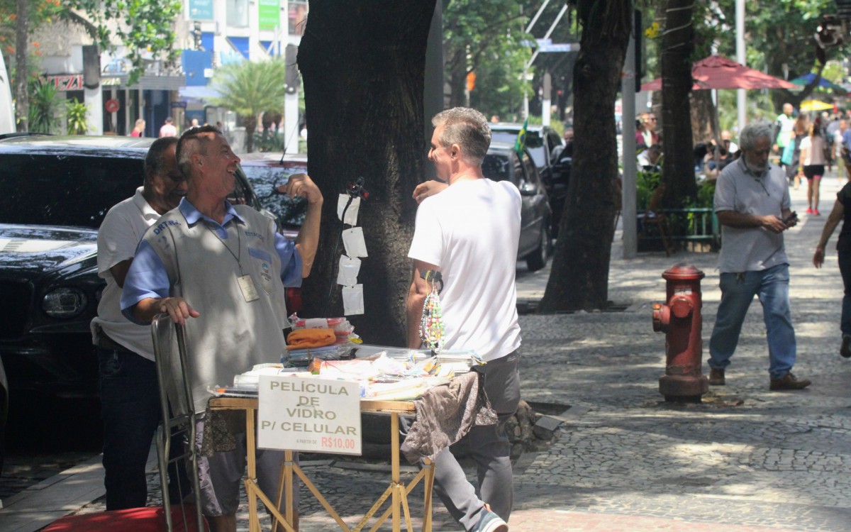 Luciano Huck posa para fotos com f&atilde;s